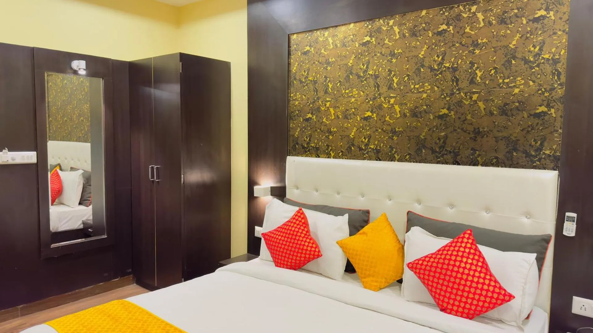 Bhagwat Stays Udaipur - Best Economy Stay In Udaipur With Swimmimg Pool Hotel